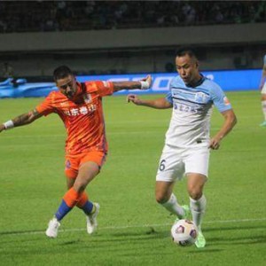 百家乐-广州城磕平泰山同城兄弟受益 范加斯特满意防守